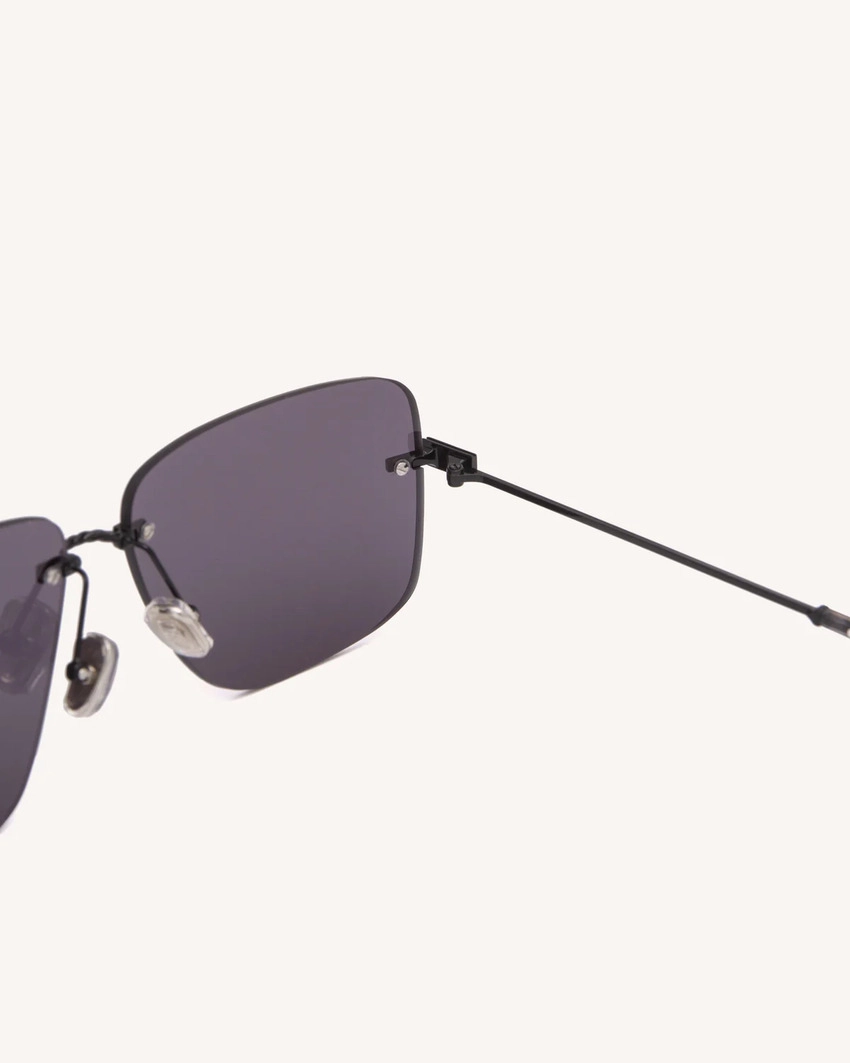 DEZI 2000s black/dark